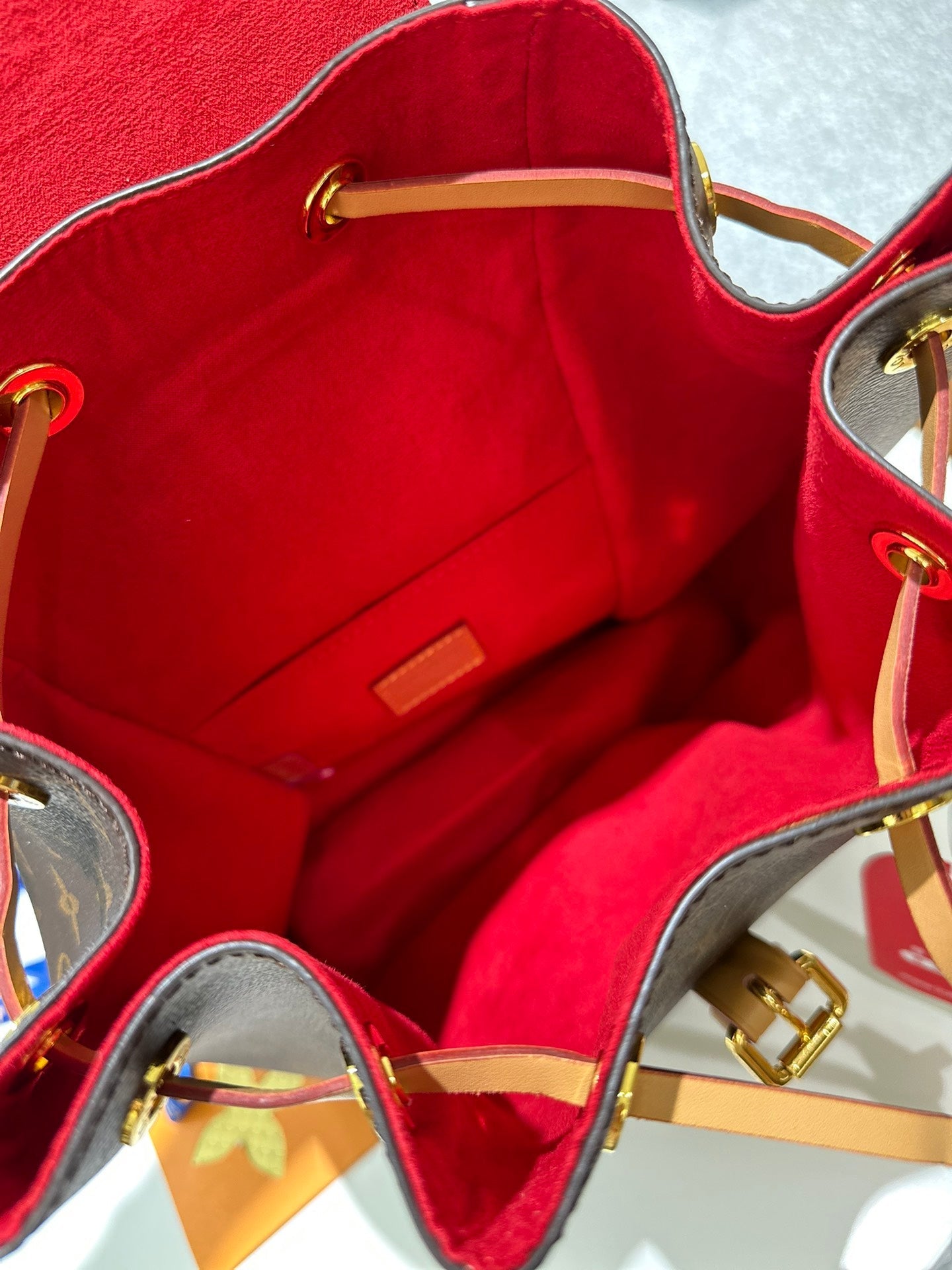 Large capacity shoulder travel bag