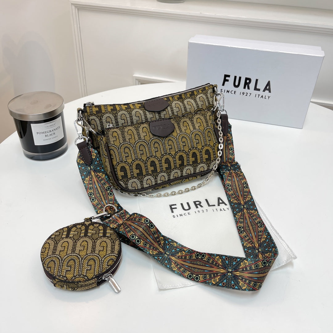 Chain wide shoulder bag