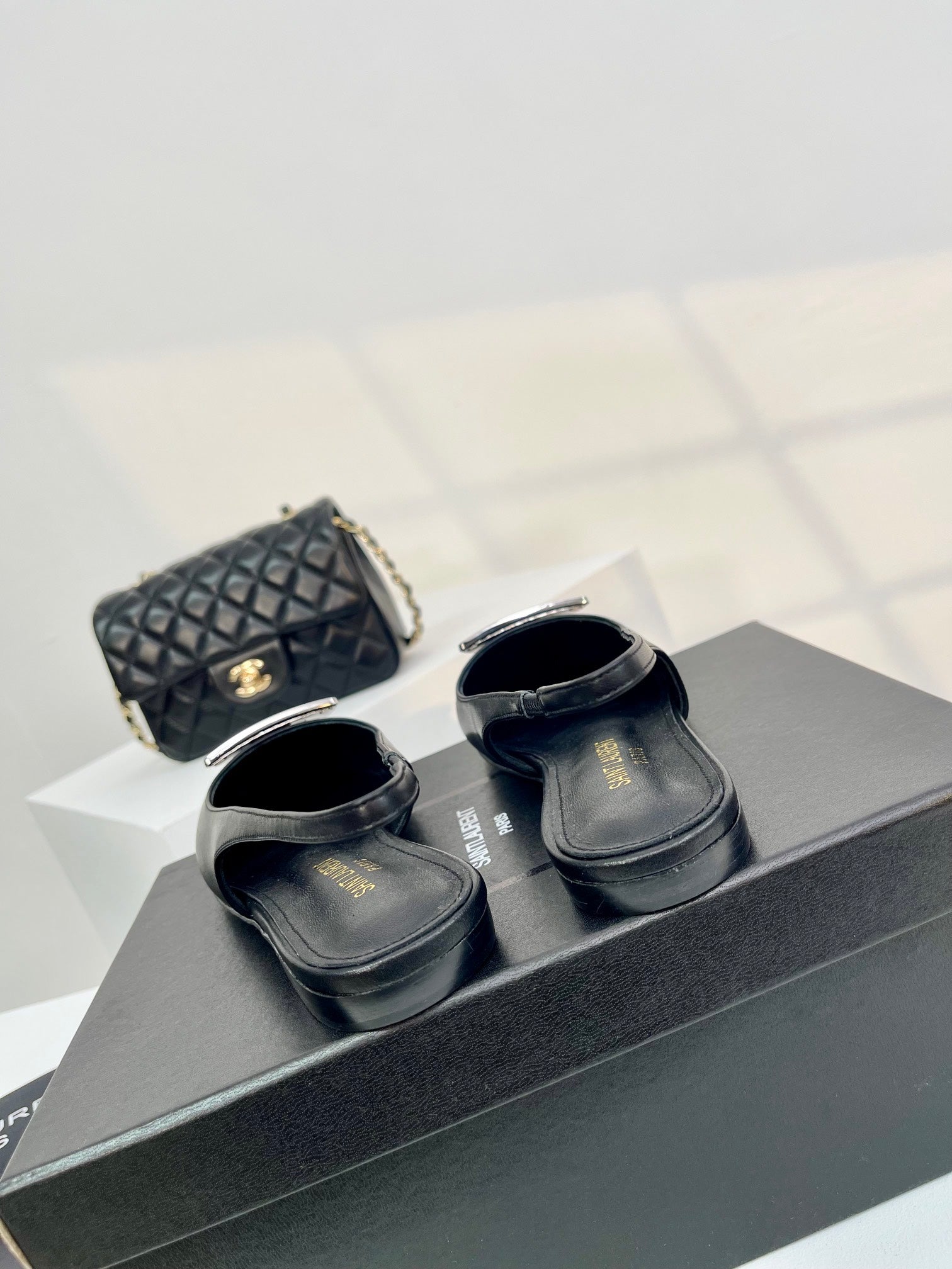 YS* 24 new empty shoes