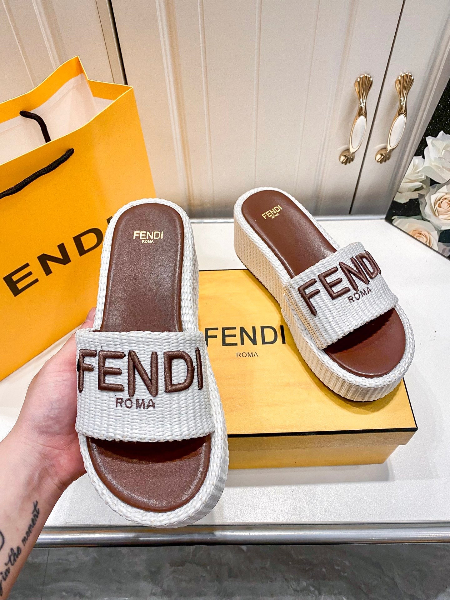 FEN* 25 Bread Slippers