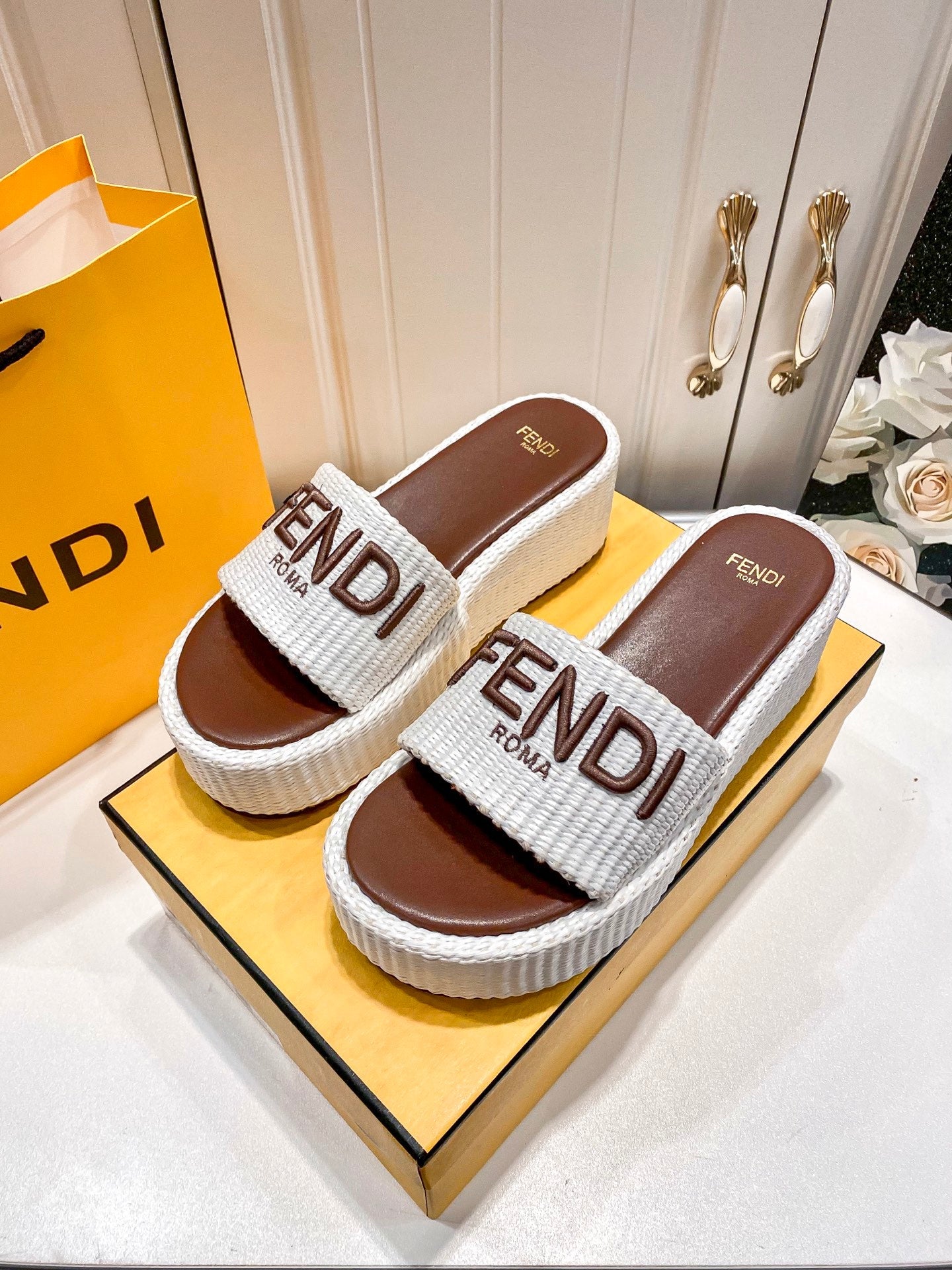 FEN* 25 Bread Slippers