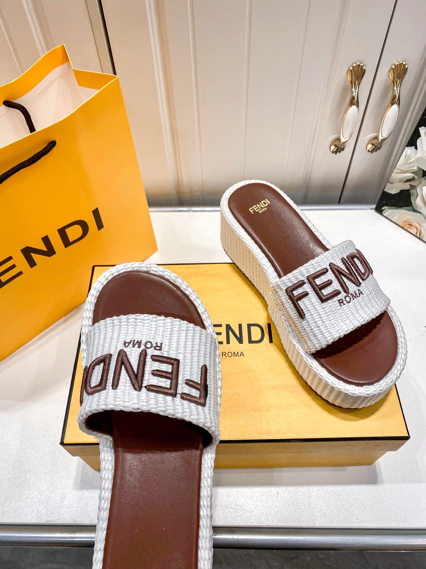 FEN* 25 Bread Slippers