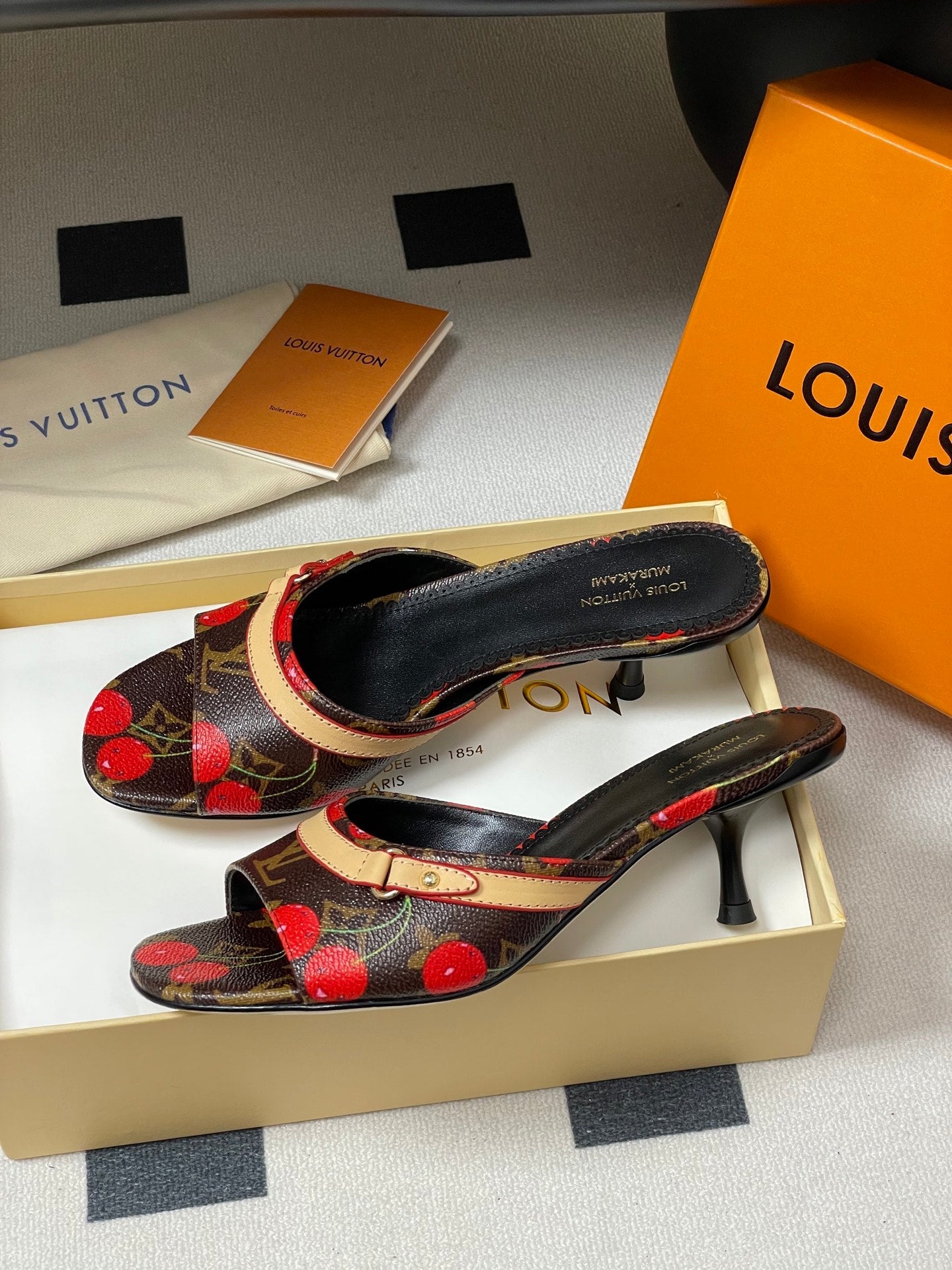 LOU* 25SS Slides VIP