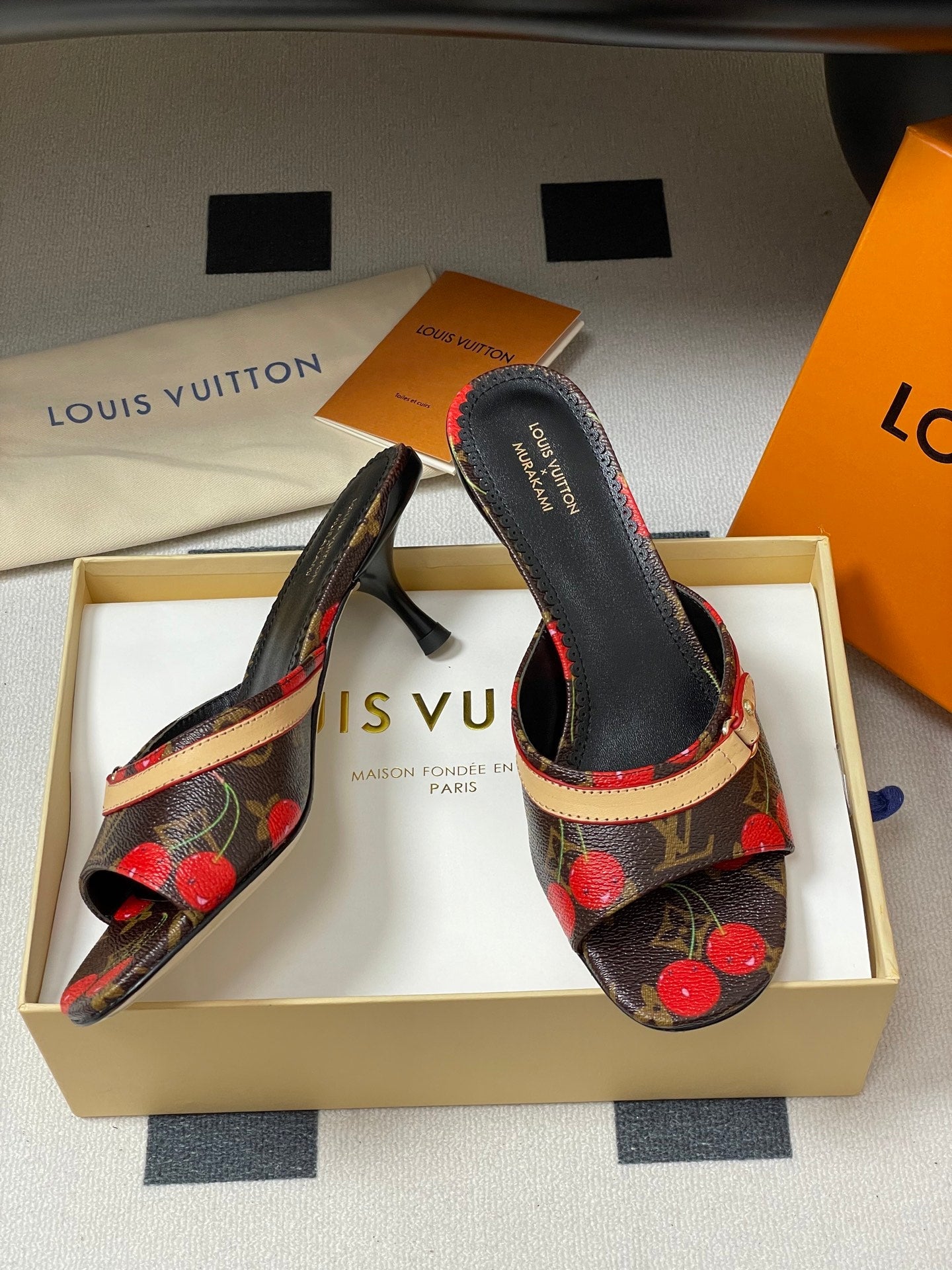 LOU* 25SS Slides VIP