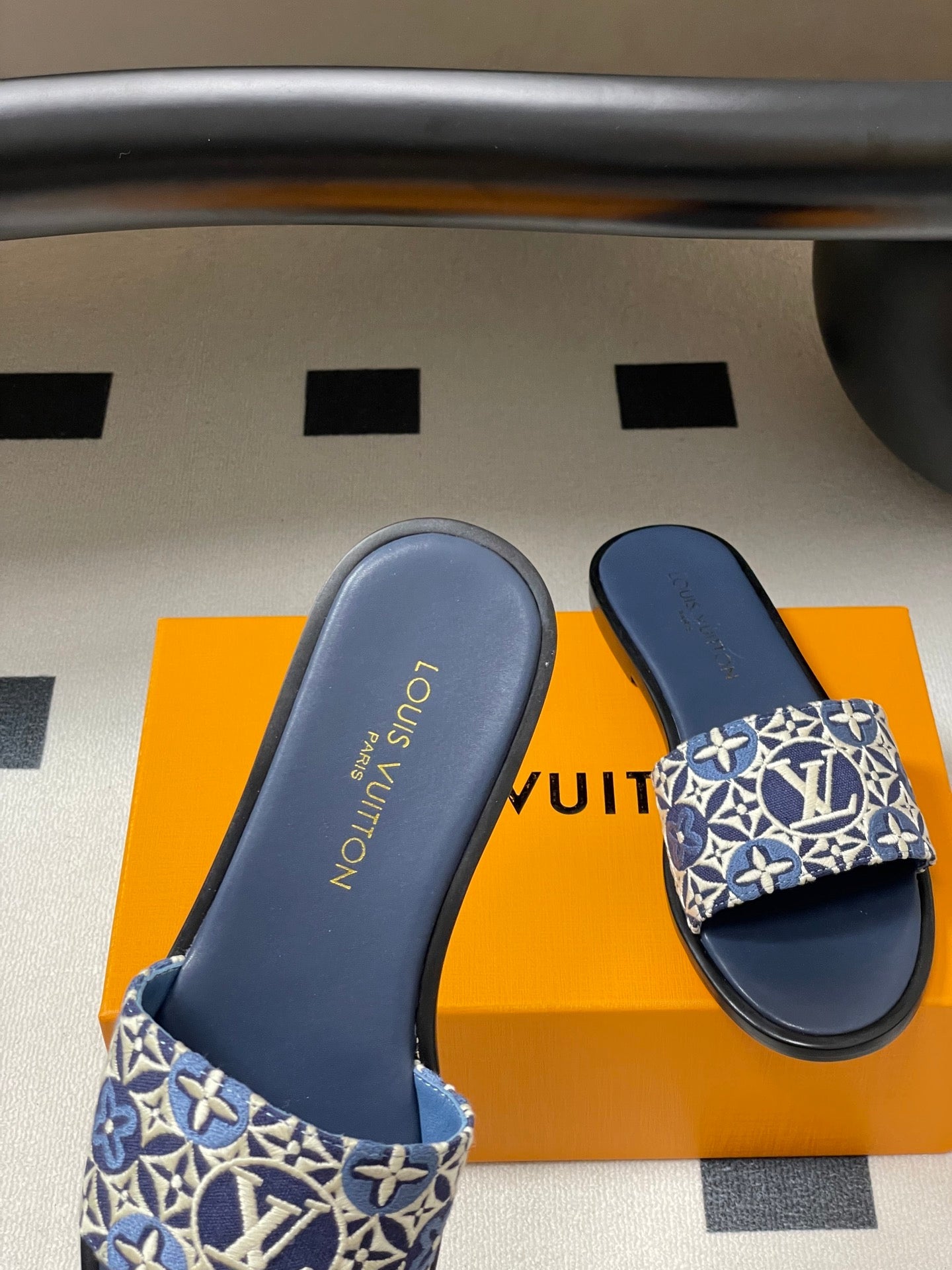 LOU* 25SS embroidered flat slippers VIP