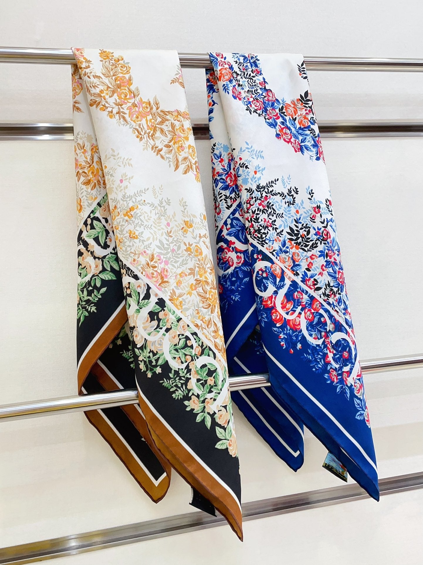 GUC* 25SS square scarf