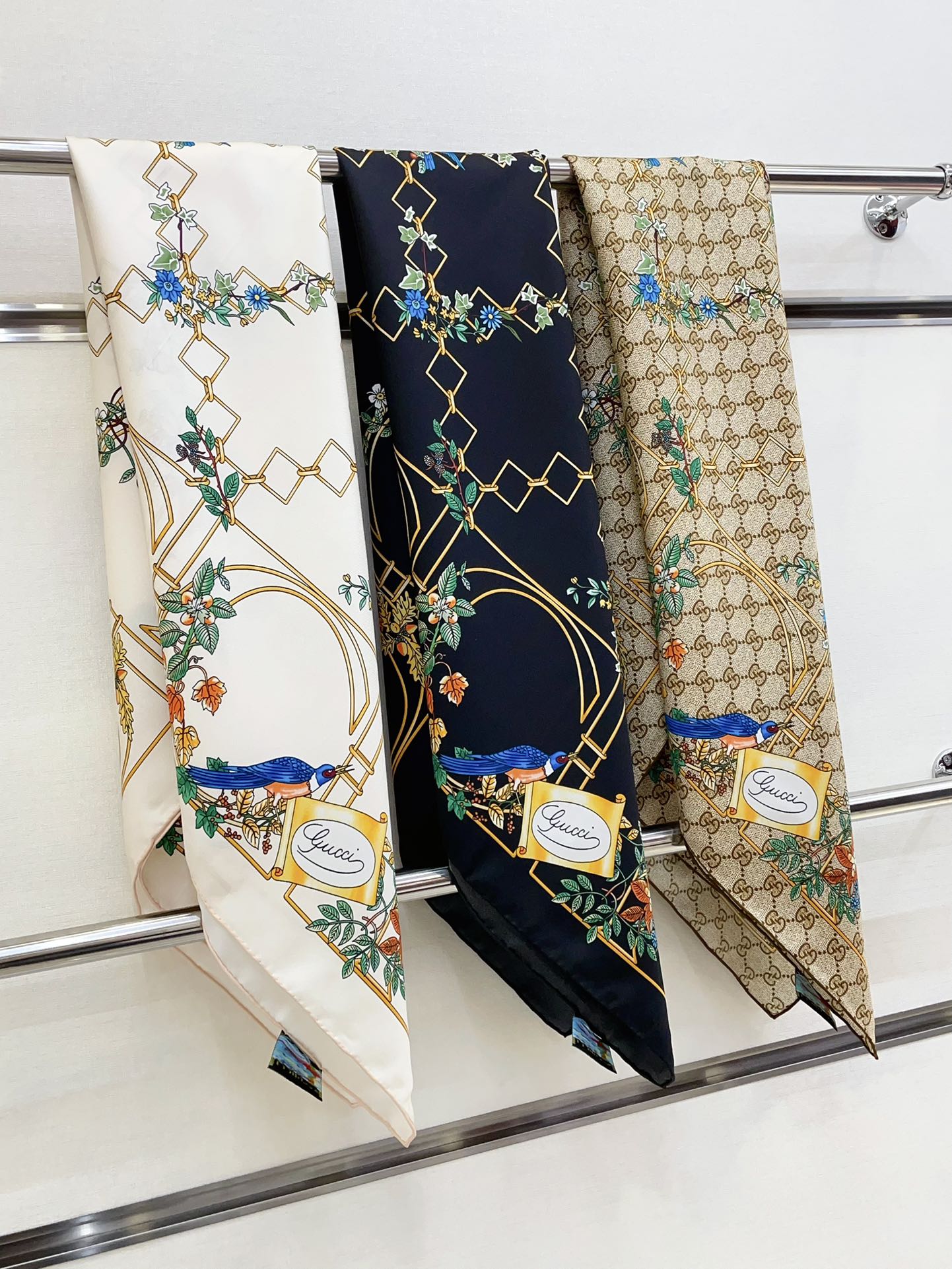 GUC* 25SS square scarf