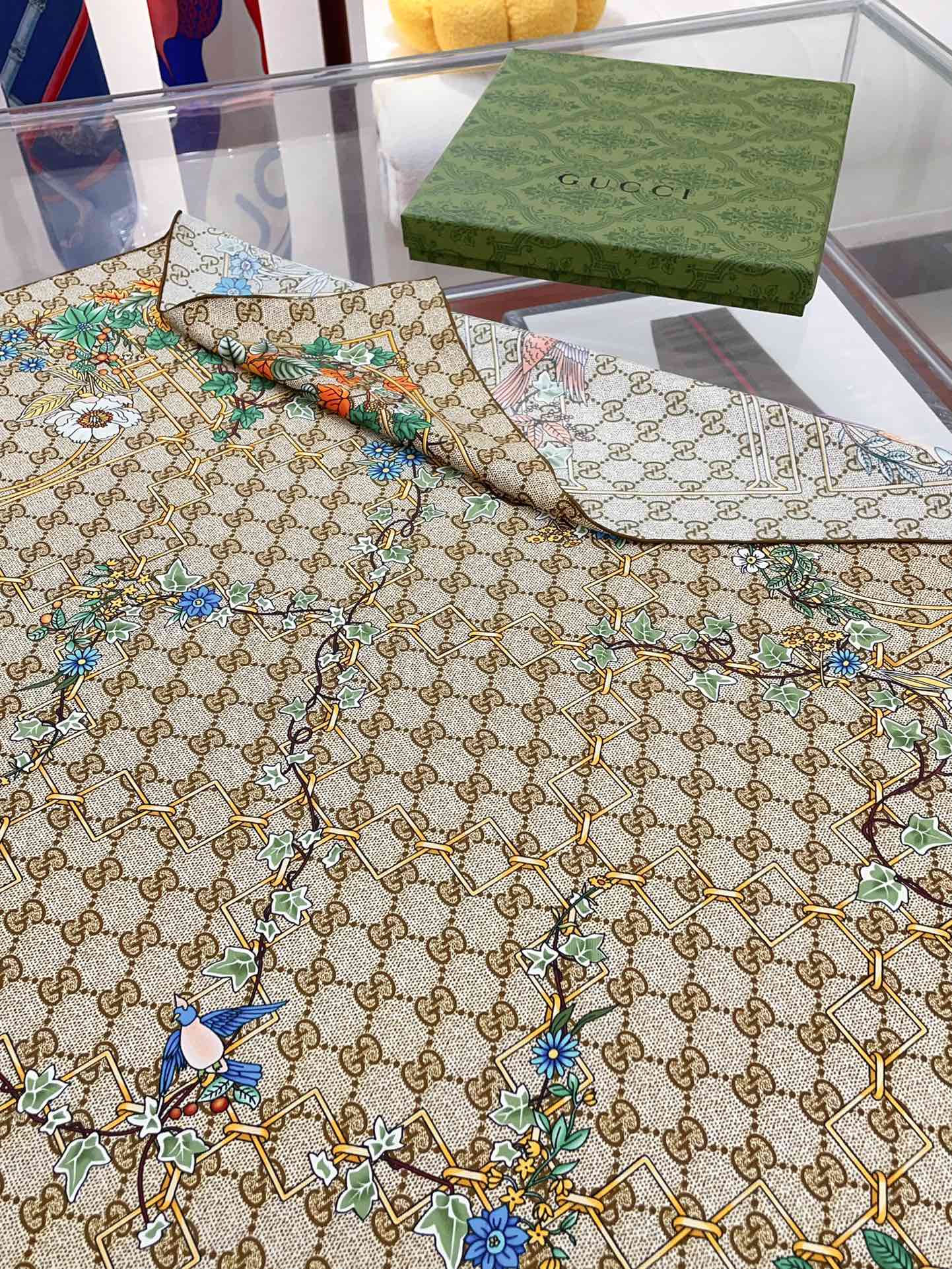 GUC* 25SS square scarf