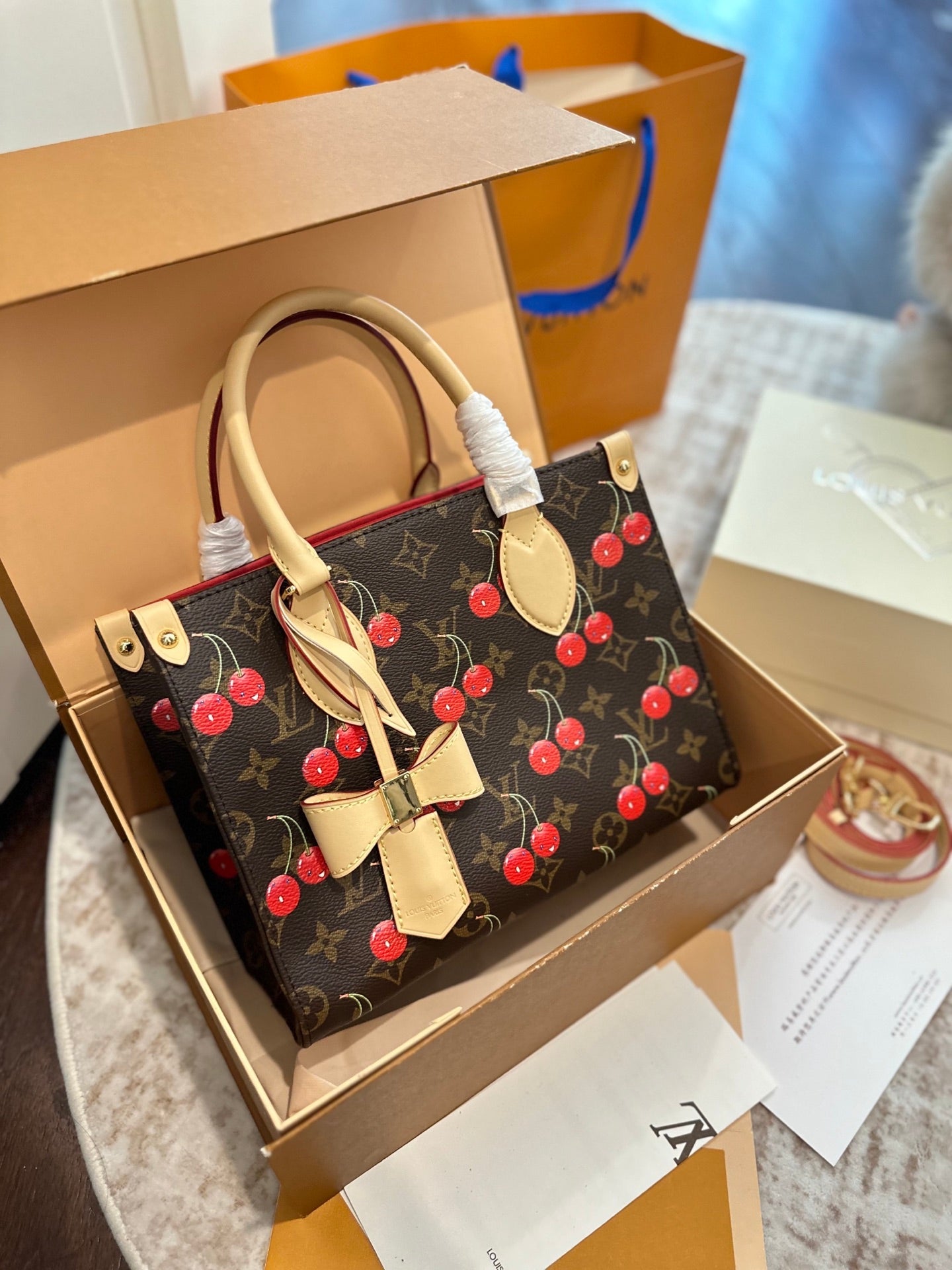 LOU* 25SS cherry tote bag