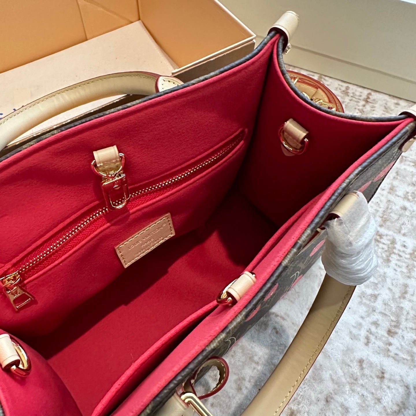 LOU* 25SS cherry tote bag