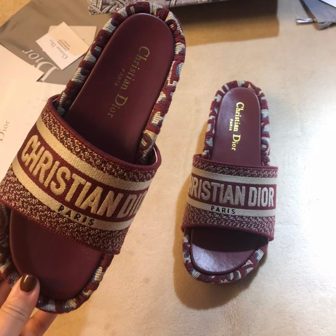 DR Embroidered thick-soled slippers