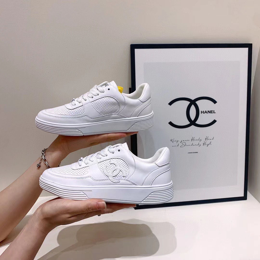 Breathable sports and casual white shoes