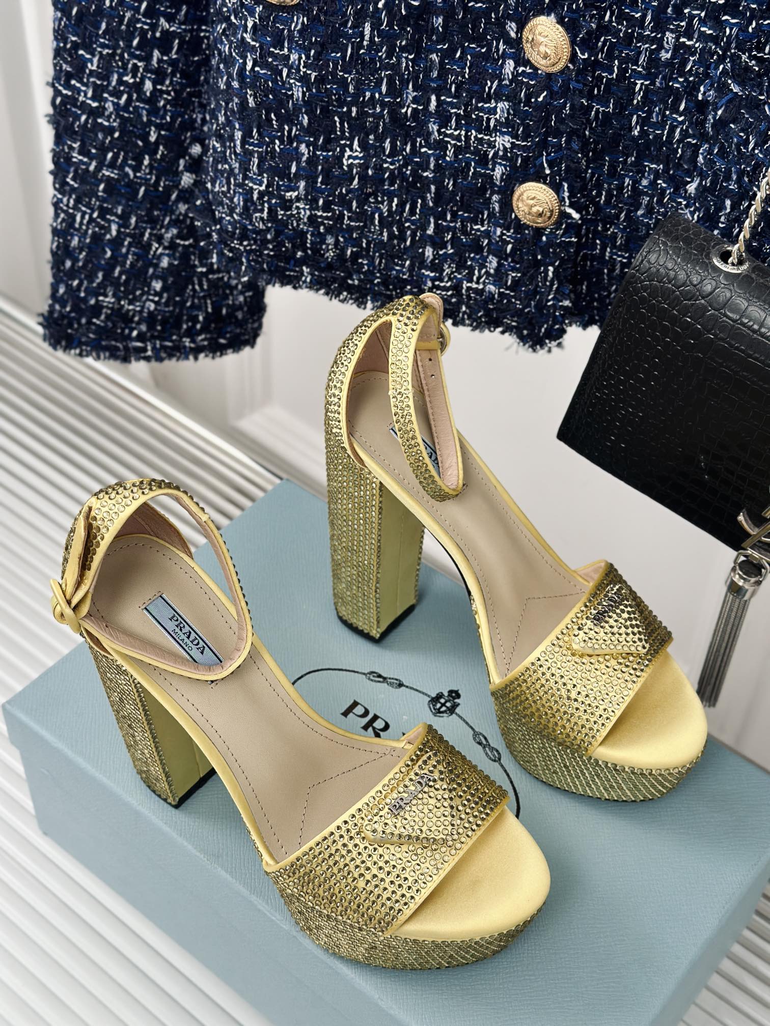 P new triangle rhinestone shoesVIP1:1