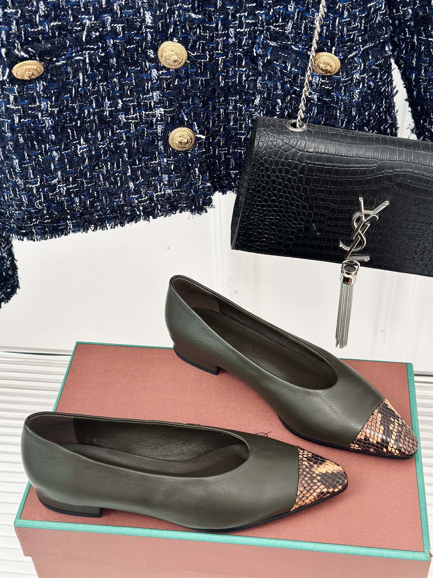 Loro Pia**/ Top quality classic beautiful retro witch color matching flat shoes VIP1:1