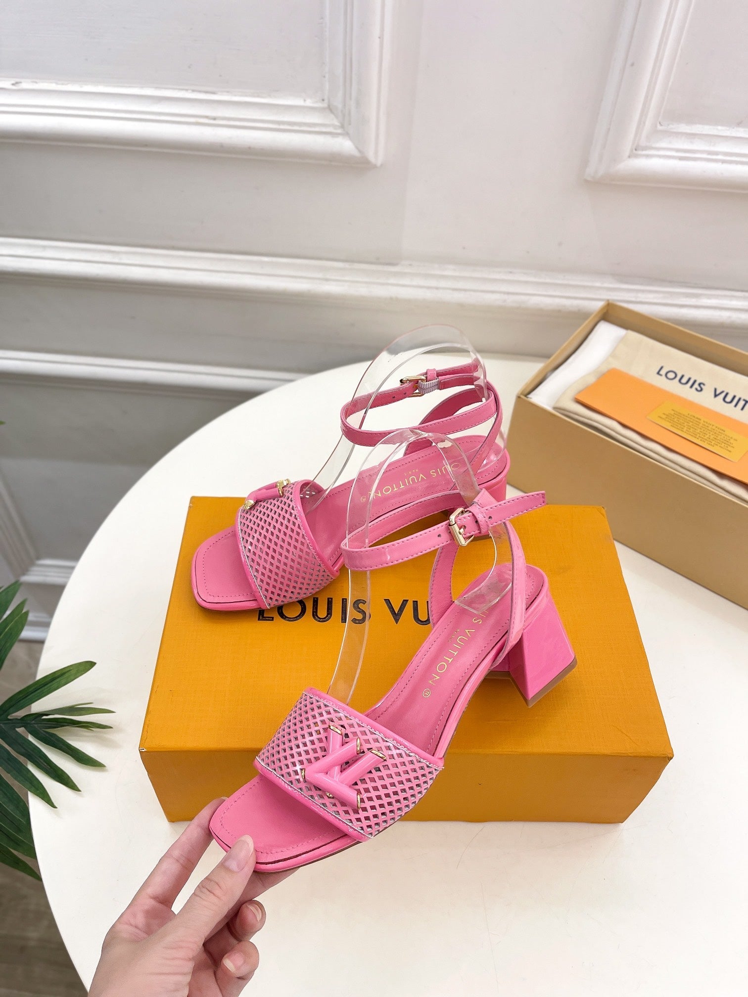 New gold Louis Vuitton sandals vip1:1
