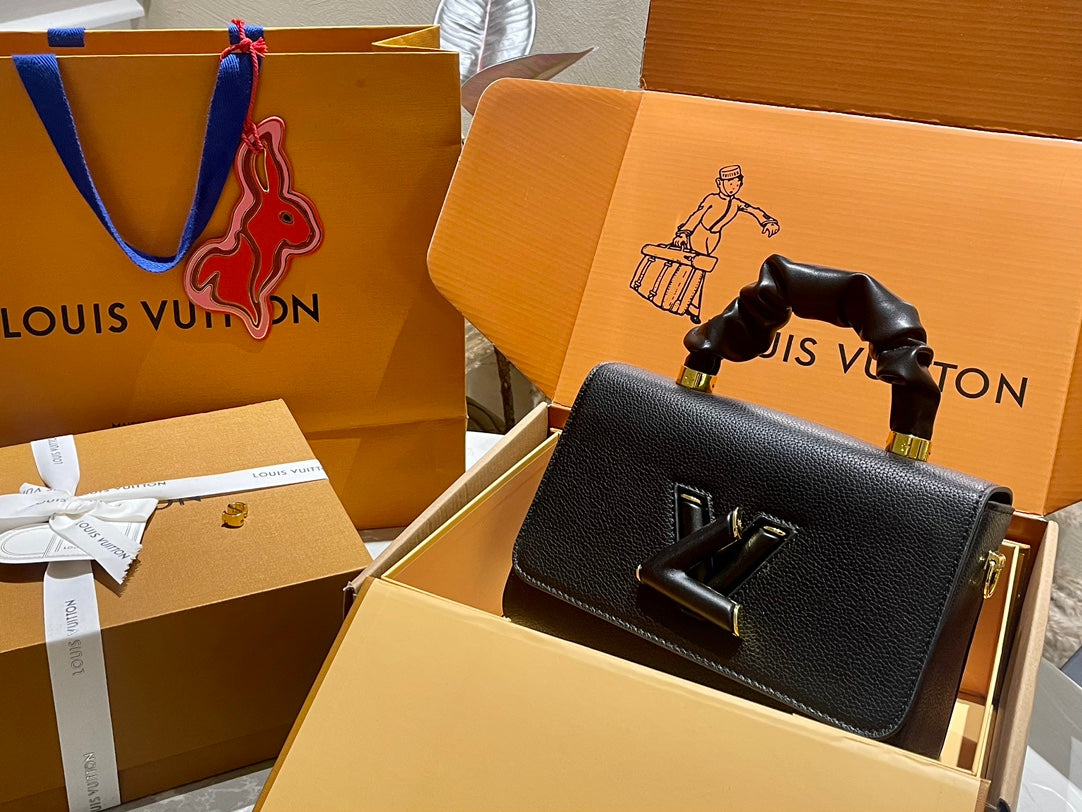 New L twist lock chain bag