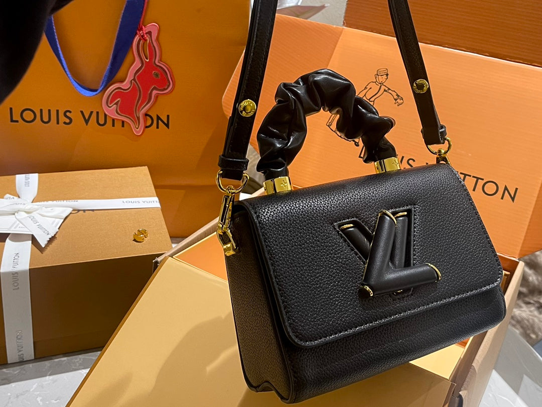 New L twist lock chain bag