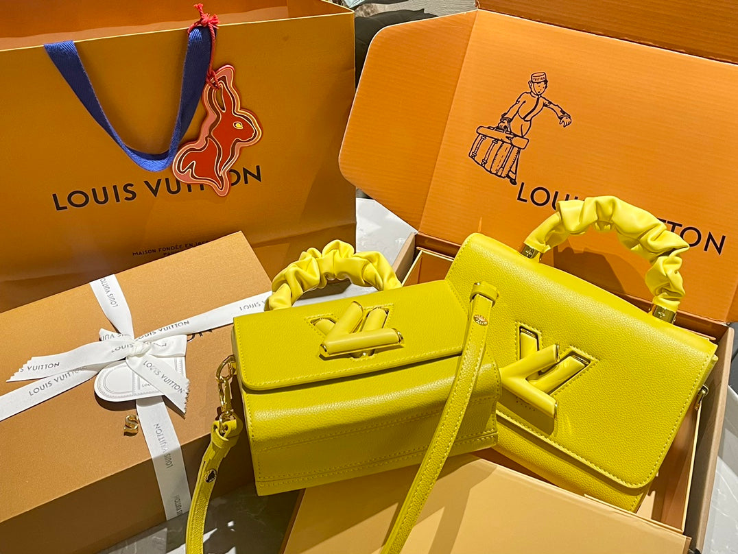 New L twist lock chain bag