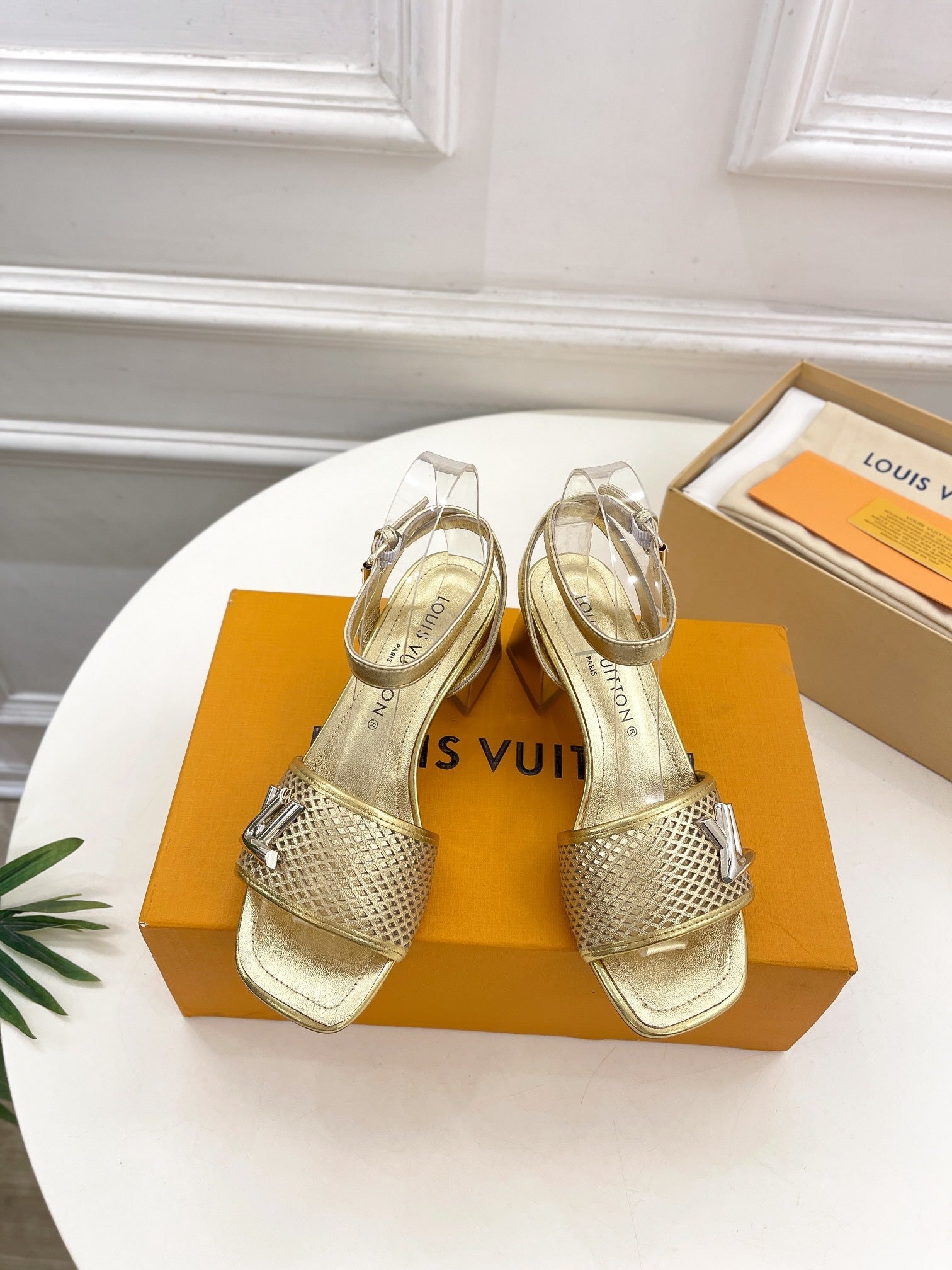 New gold Louis Vuitton sandals vip1:1