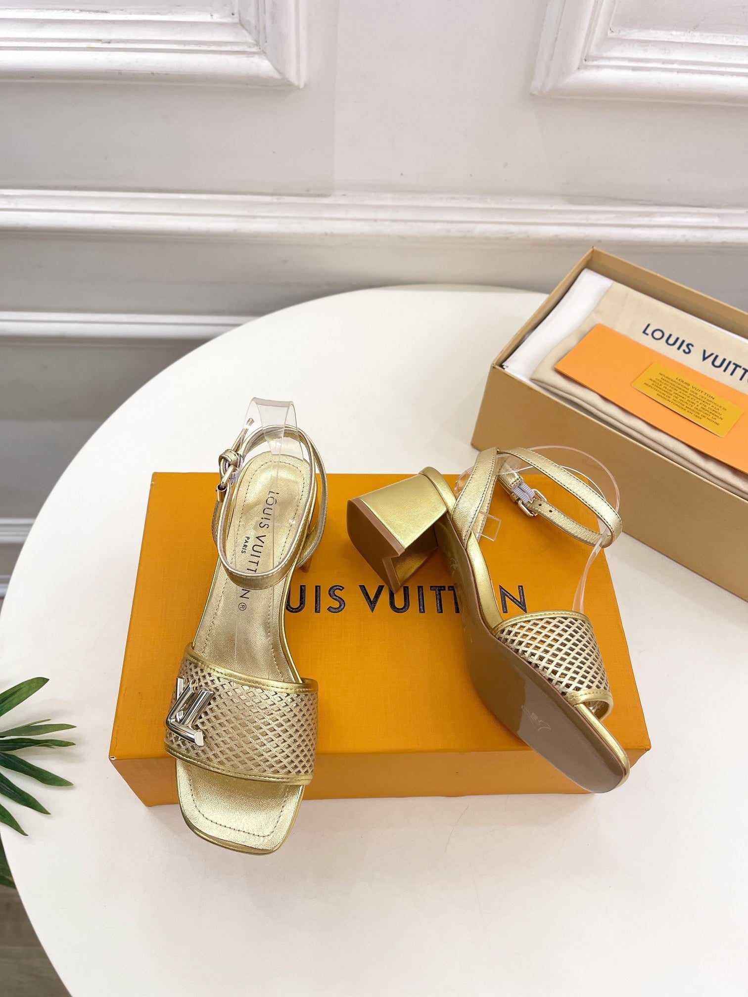 New gold Louis Vuitton sandals vip1:1