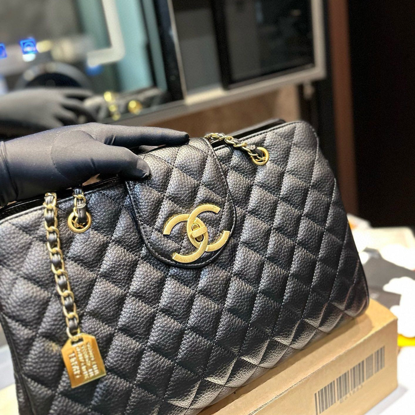 Black chain tote bag Chanel vintage elegant