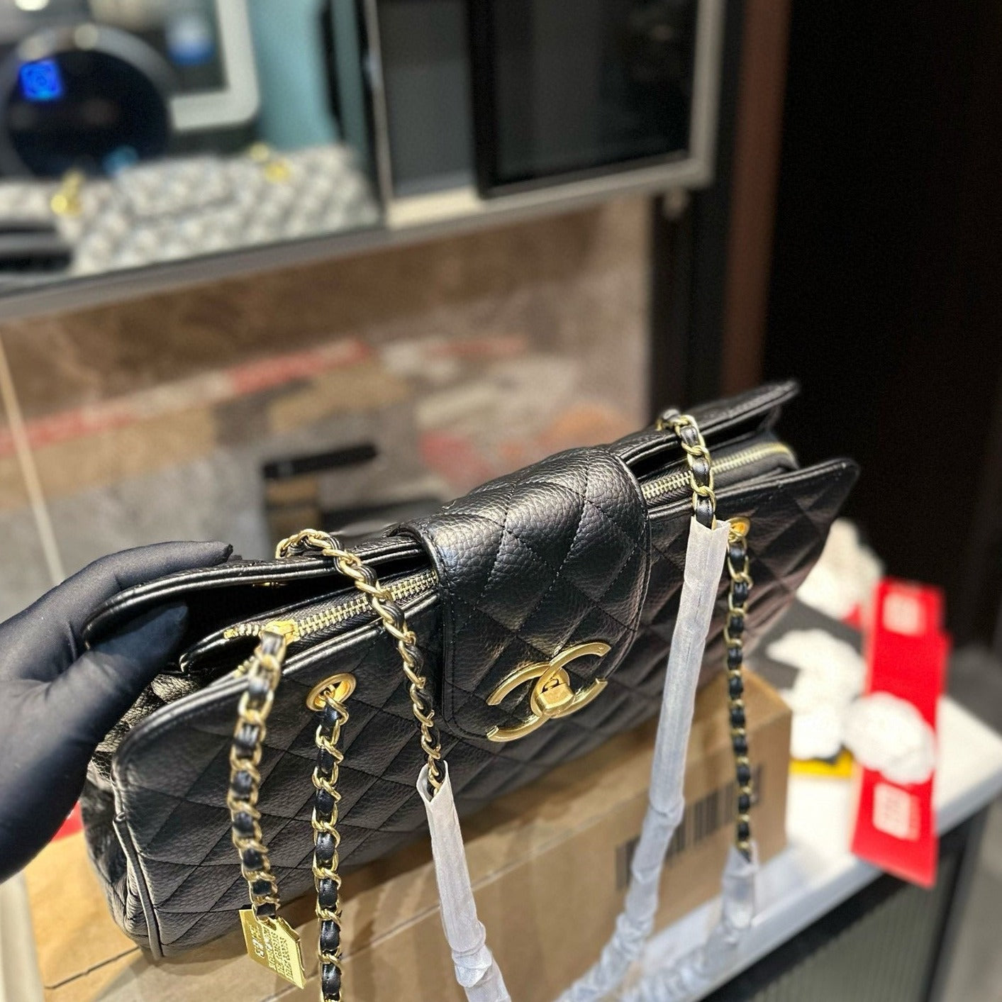 Black chain tote bag Chanel vintage elegant